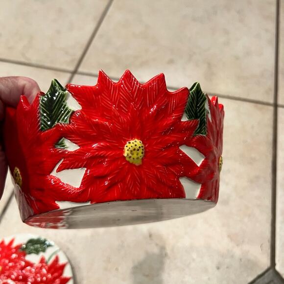 Vintage ceramic Christmas poinsettia bowl 8 x 3.25 with lid - Picture 4 of 5